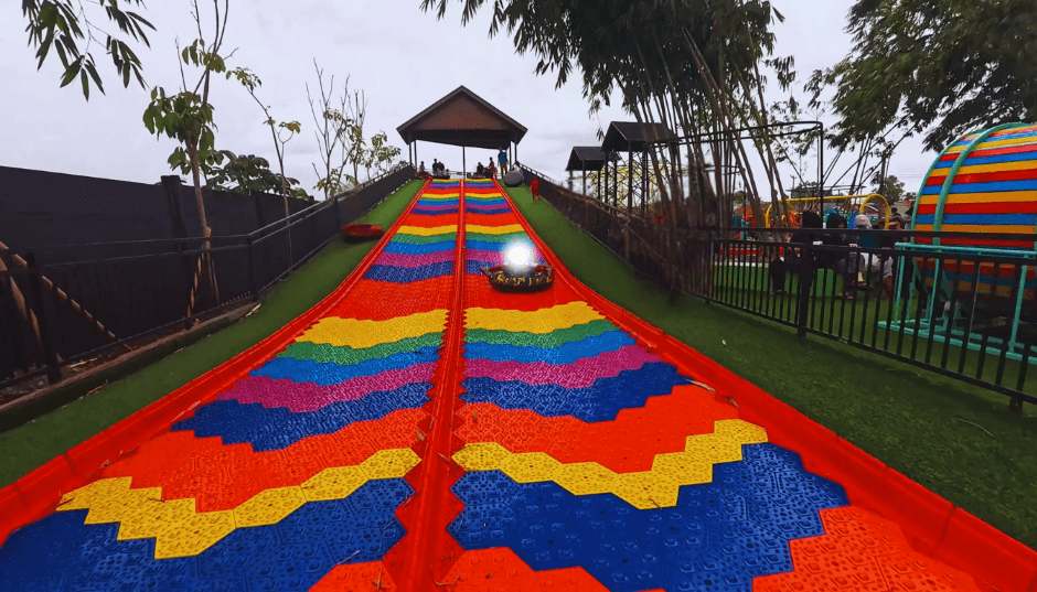 Perosotan pelangi di The Nice Playland Pagedangan