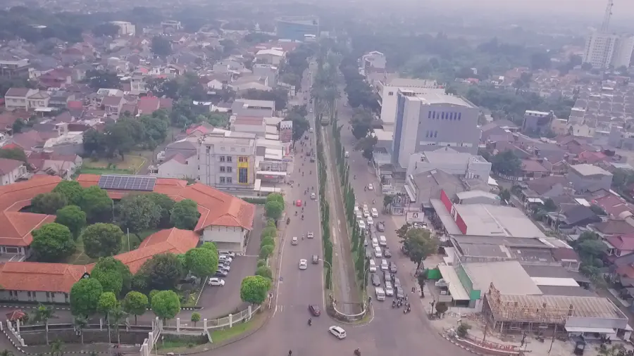Lingkungan di sekitar Ruko Akasa sangat dinamis